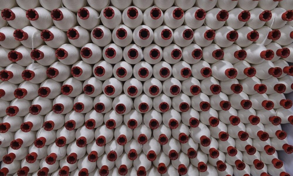 Weak rupee lifts south Indian cotton yarn exports, Mumbai prices firm