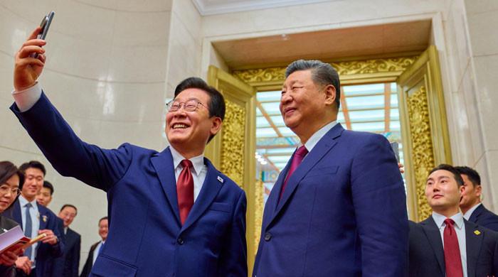 South Korea’s Lee takes selfie with Xi using gifted phone