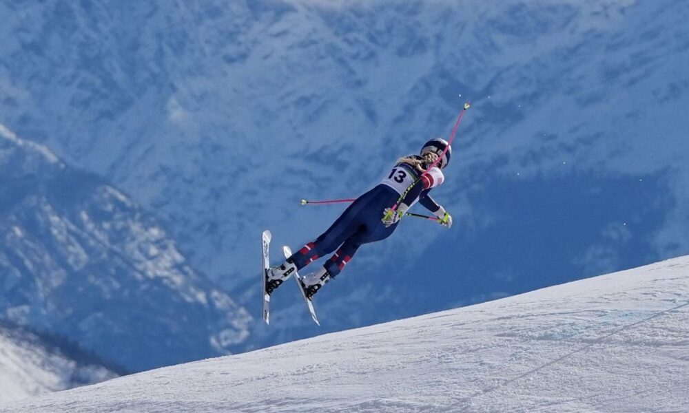 Lindsey Vonn crashes at Olympics, has surgery on broken leg