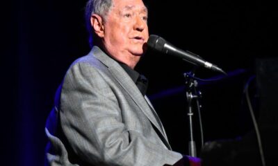 Neil Sedaka, singer whose hits included “Laughter in the Rain,” dies at 86