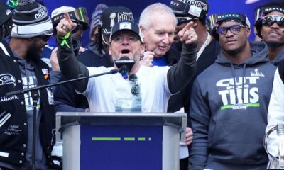 Seahawks GM John Schneider goes viral after awkward Kenneth Walker III contract talk at Super Bowl LX parade