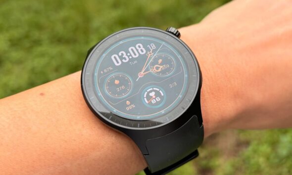 The Moto Watch Looks and Feels Like a Polar Fitness Tracker—but More Fun