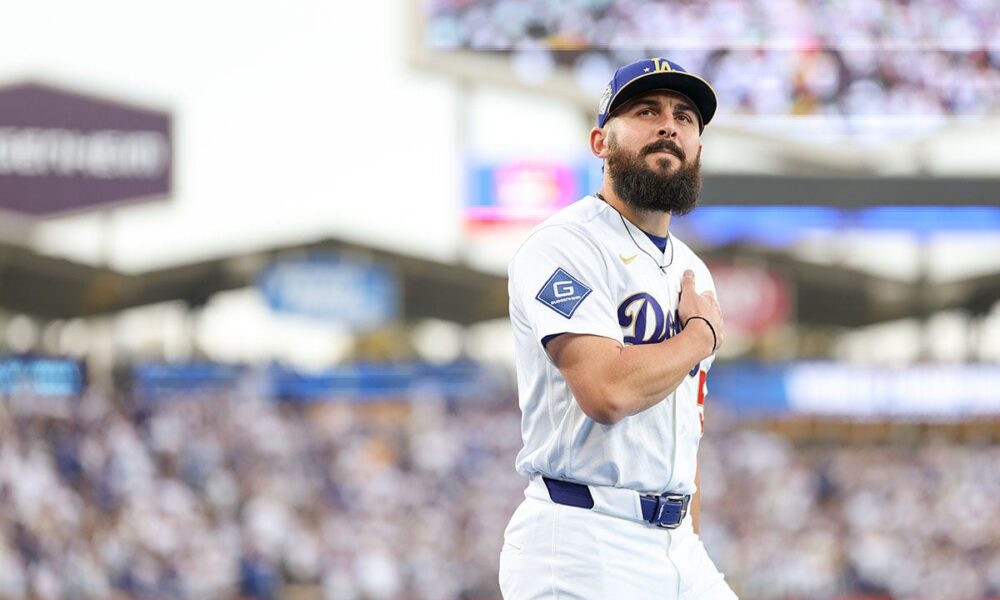 Alex Vesia, Dodgers pitcher who lost infant daughter, gets standing ovation after scoreless return to mound