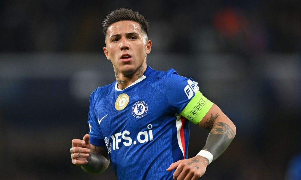 Enzo Fernández ‘completely committed’ to Chelsea – Liam Rosenior