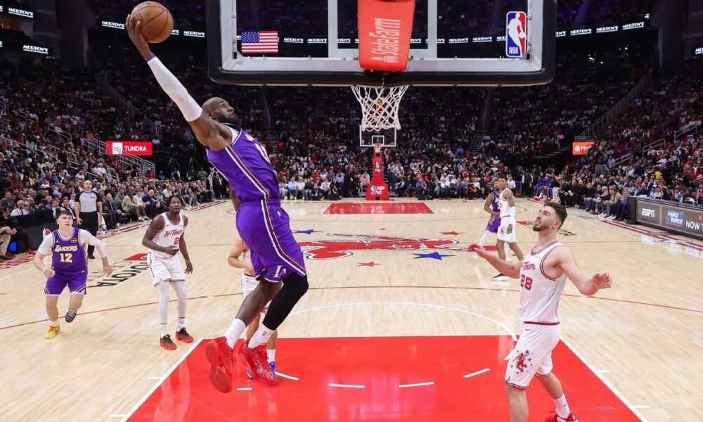 LeBron James’ 6 dunks vs. Rockets key Lakers’ 7th straight win