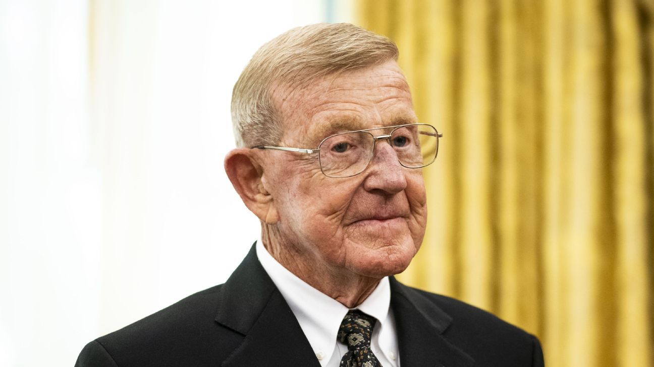 Legendary football coach, commentator Lou Holtz dies at 89