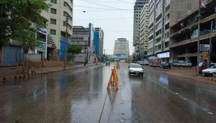 Light rainfall sweeps through Karachi, easing heat
