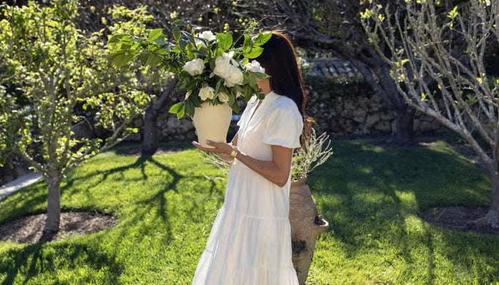 Meghan Markle drops bloom box with her ‘little helpers’