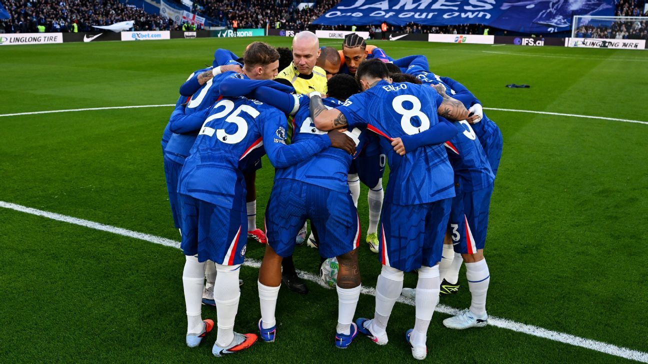 Referee involving himself in Chelsea team huddle was ridiculous