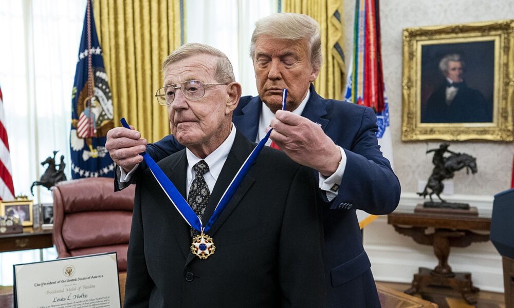 Trump pays tribute to Lou Holtz after legendary football coach’s death