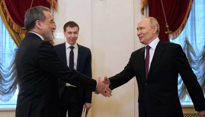In meeting with Iranian FM, Putin pledges support for Iran
