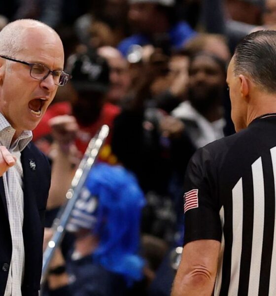 Dan Hurley: Thought NCAA tournament ref was looking to chest-bump