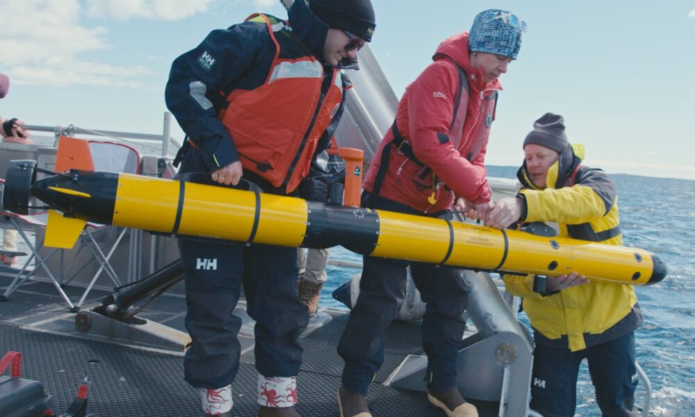 Human-machine teaming dives underwater