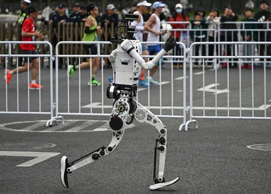Humans far behind as robot breaks record at Beijing half marathon