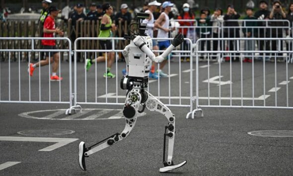 Humans far behind as robot breaks record at Beijing half marathon