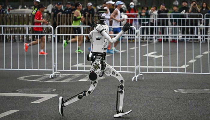 Humans far behind as robot breaks record at Beijing half marathon