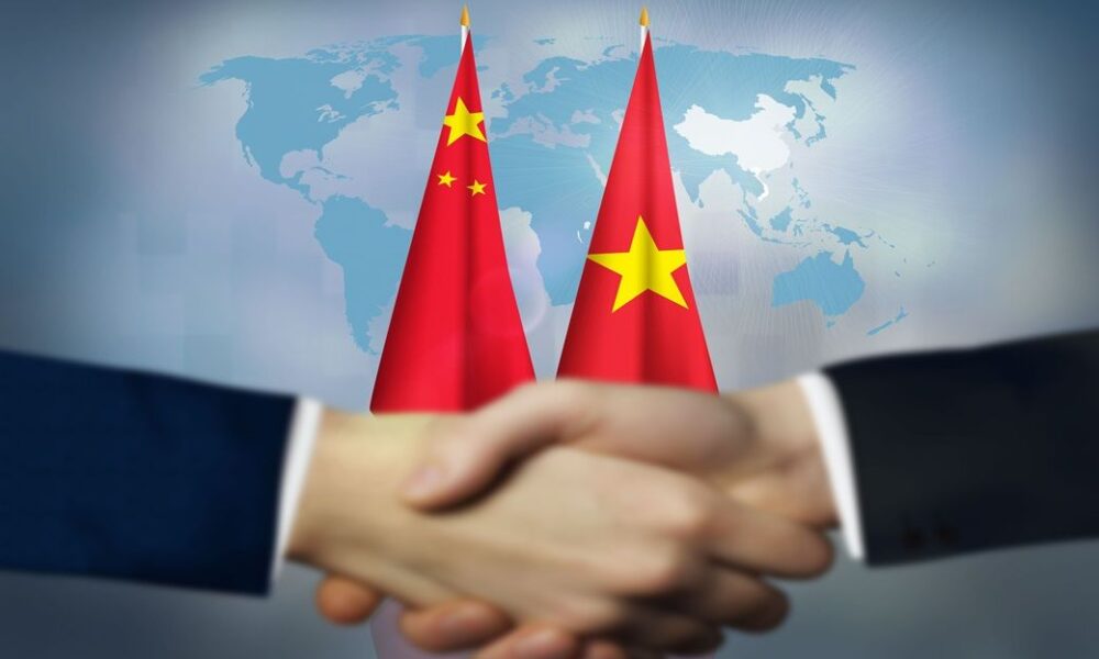 Top Vietnamese, Chinese leaders hold talks on advancing cooperation