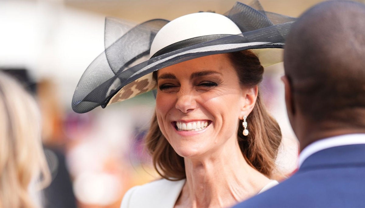 Fans come out in Italy to welcome Princess Kate