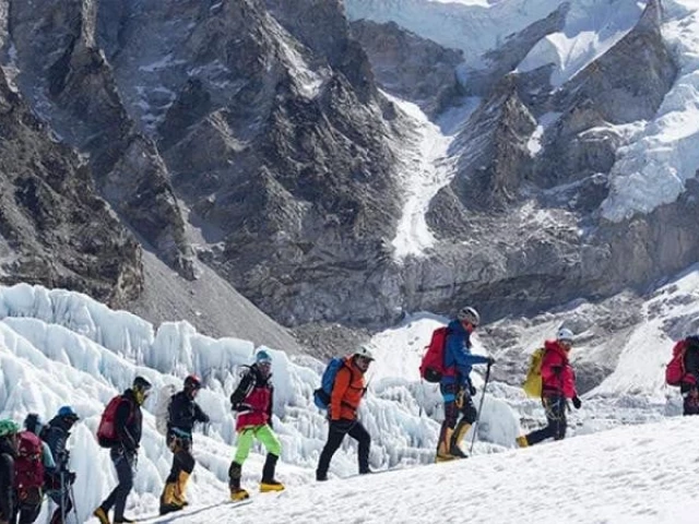 Nepali climbers begin Everest season | The Express Tribune